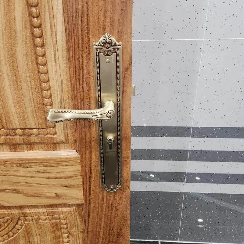 Các cách vệ sinh khóa cửa gỗ
